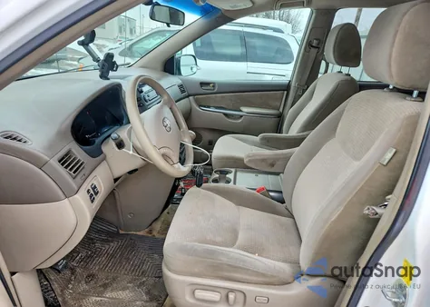 2010 Toyota Sienna z USA, uszkodzony, nr VIN 5TDKK4CC4AS335566